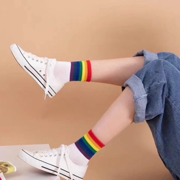 ถุงเท้าข้อกลาง คาดแถบสีรุ้ง ถุงเท้าแฟชั่นลายสายรุ้ง - Image 2