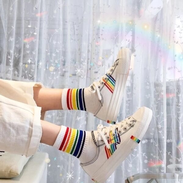 ถุงเท้าข้อกลาง คาดแถบสีรุ้ง ถุงเท้าแฟชั่นลายสายรุ้ง - Image 3